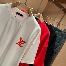 LouisVuitt*路易*登 2026春夏全新系列单品上线,非常时髦前卫的一款男女同款短袖T恤,标识logo图案印花修 LouisVuitt*路易*登 2026春夏全新系列单品上线,非常时髦前卫的一款男女同款短袖T恤,标识logo图案印花修