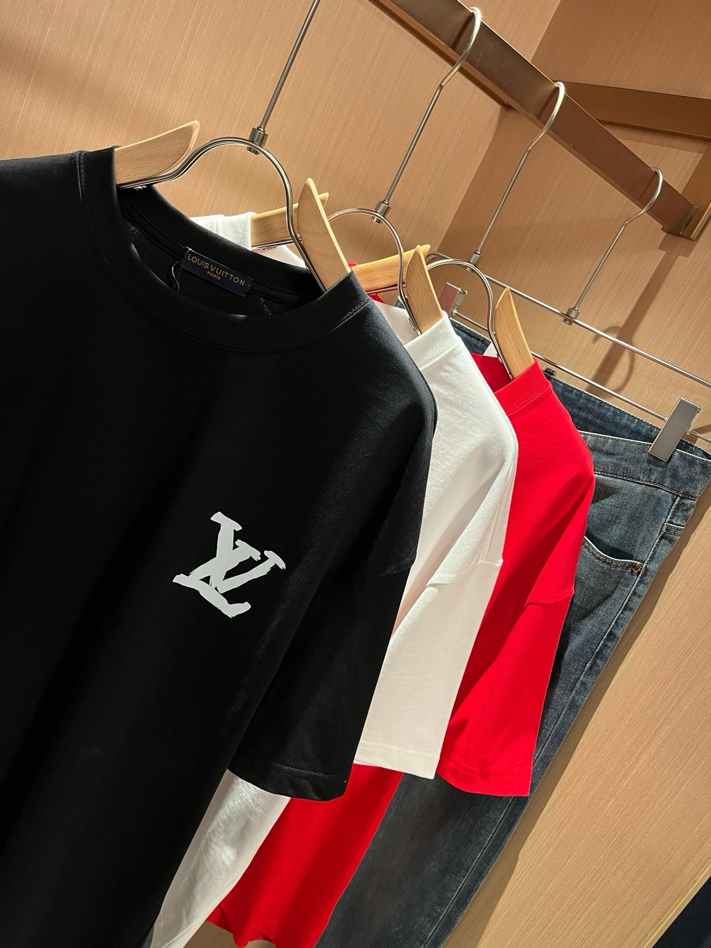 LouisVuitt*路易*登 2026春夏全新系列单品上线，非常时髦前卫的一款男女同款短袖T恤，标识logo图案印花修