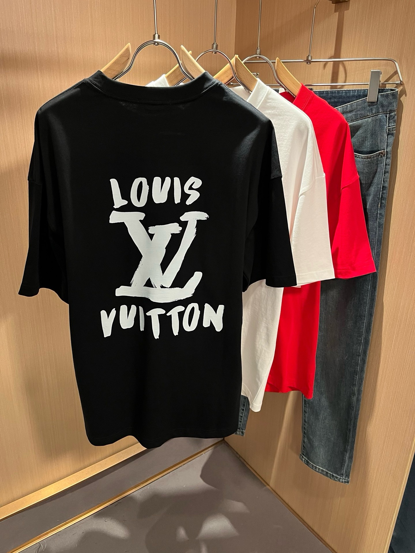 LouisVuitt*路易*登 2026春夏全新系列单品上线，非常时髦前卫的一款男女同款短袖T恤，标识logo图案印花修