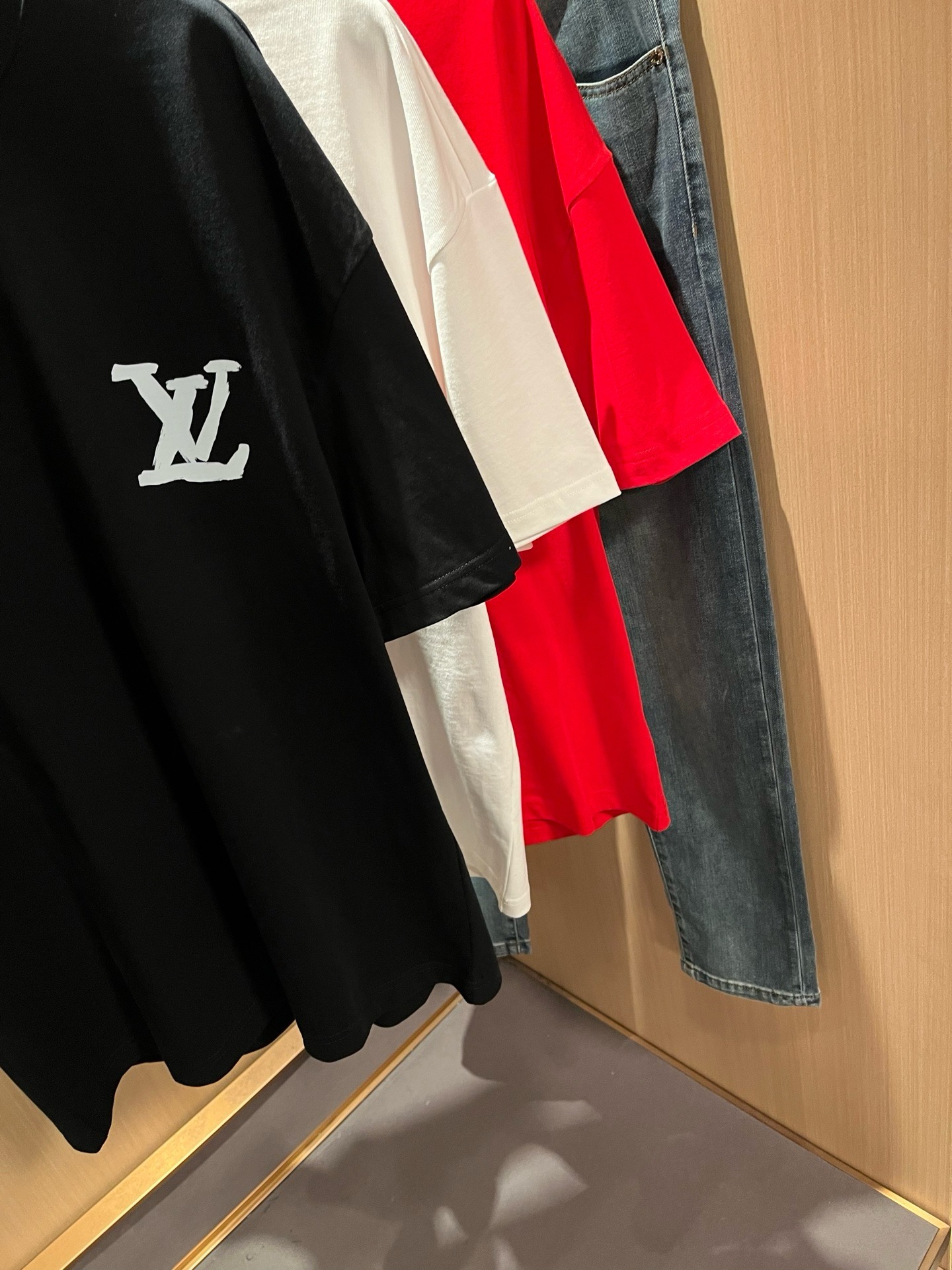LouisVuitt*路易*登 2026春夏全新系列单品上线，非常时髦前卫的一款男女同款短袖T恤，标识logo图案印花修