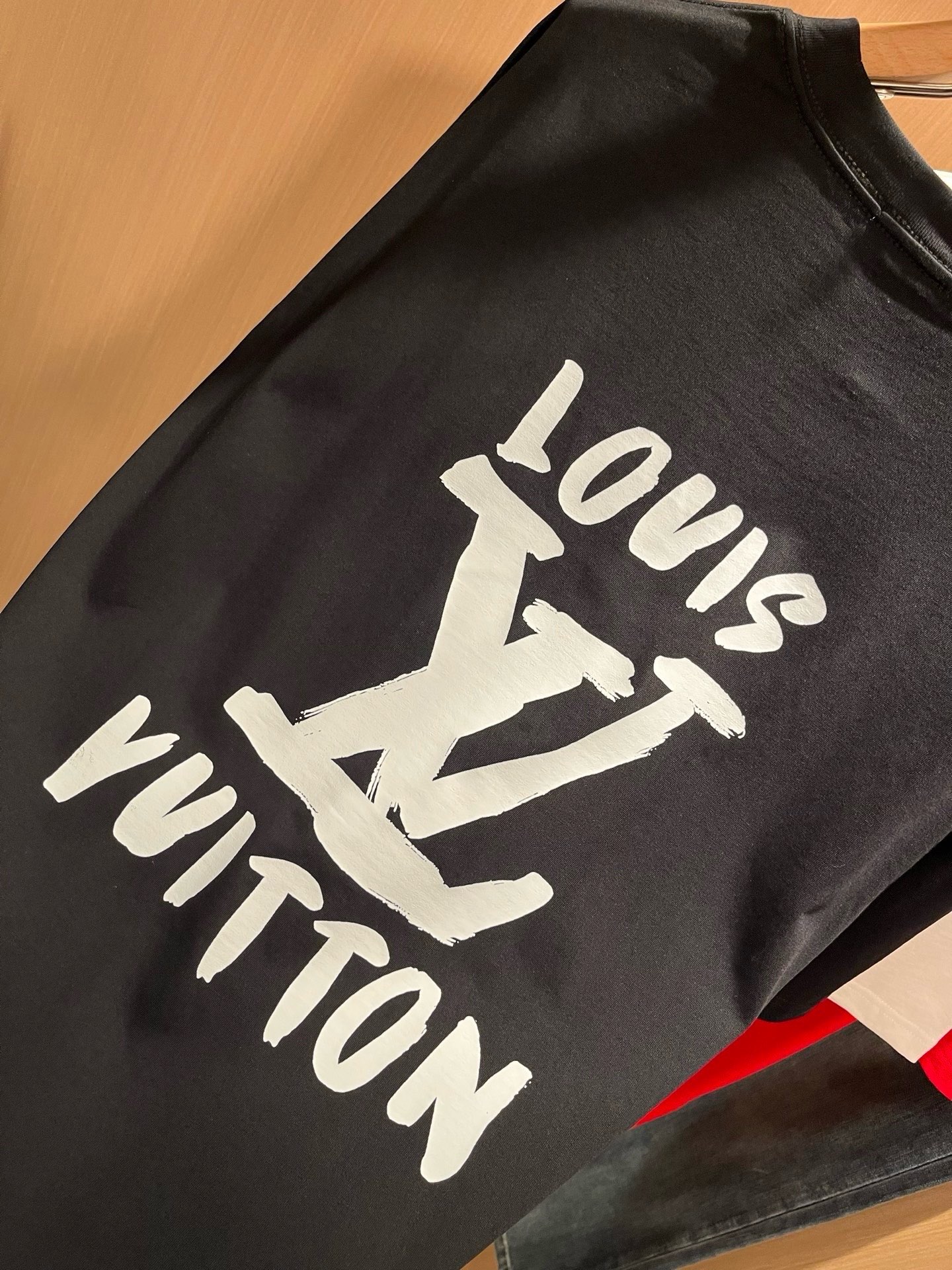 LouisVuitt*路易*登 2026春夏全新系列单品上线，非常时髦前卫的一款男女同款短袖T恤，标识logo图案印花修