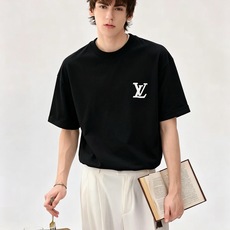 LouisVuitt*路易*登 2026春夏全新系列单品上线,非常时髦前卫的一款男女同款短袖T恤,标识logo图案印花修 LouisVuitt*路易*登 2026春夏全新系列单品上线,非常时髦前卫的一款男女同款短袖T恤,标识logo图案印花修