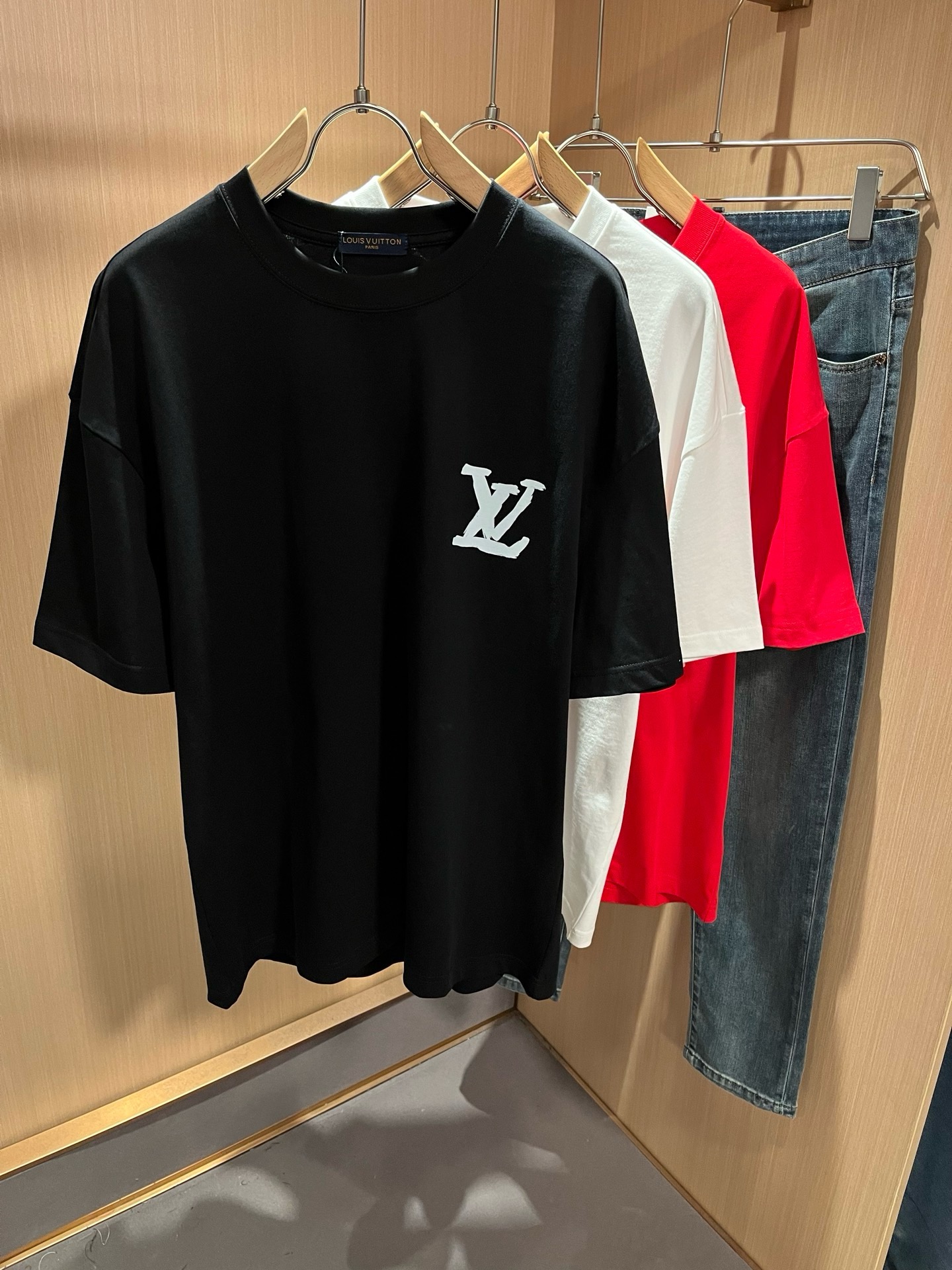 LouisVuitt*路易*登 2026春夏全新系列单品上线，非常时髦前卫的一款男女同款短袖T恤，标识logo图案印花修