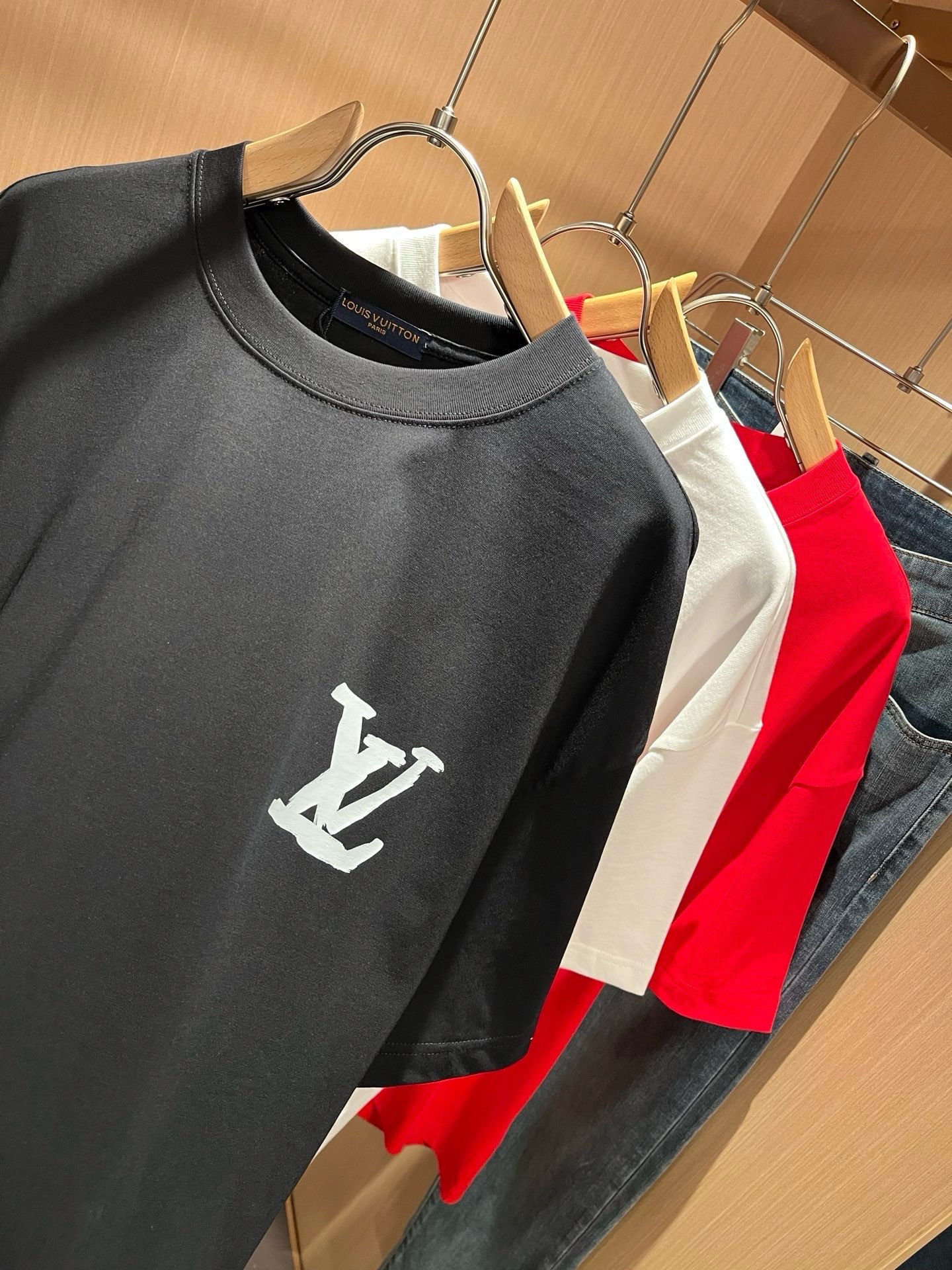 LouisVuitt*路易*登 2026春夏全新系列单品上线，非常时髦前卫的一款男女同款短袖T恤，标识logo图案印花修