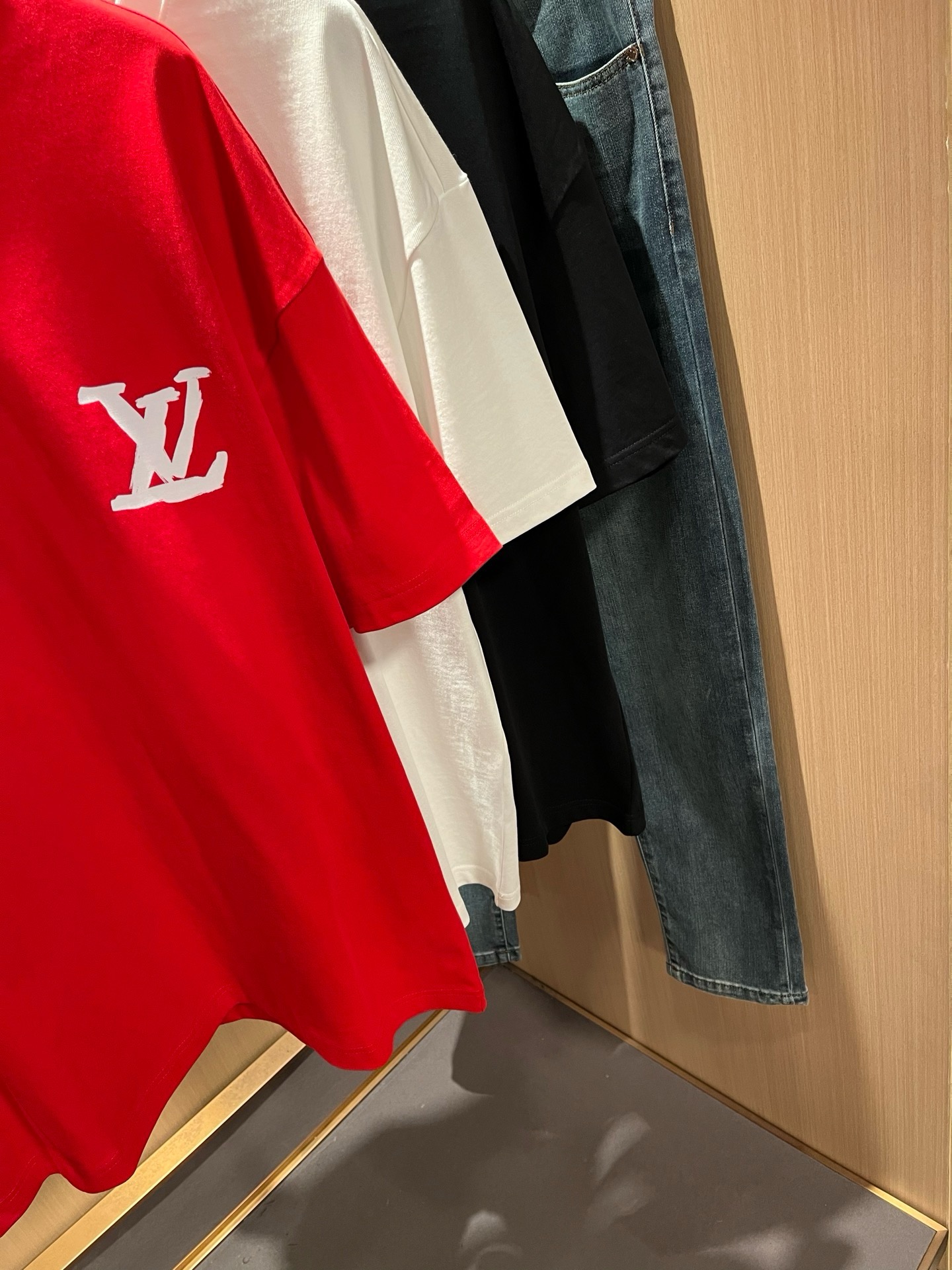 LouisVuitt*路易*登 2026春夏全新系列单品上线，非常时髦前卫的一款男女同款短袖T恤，标识logo图案印花修