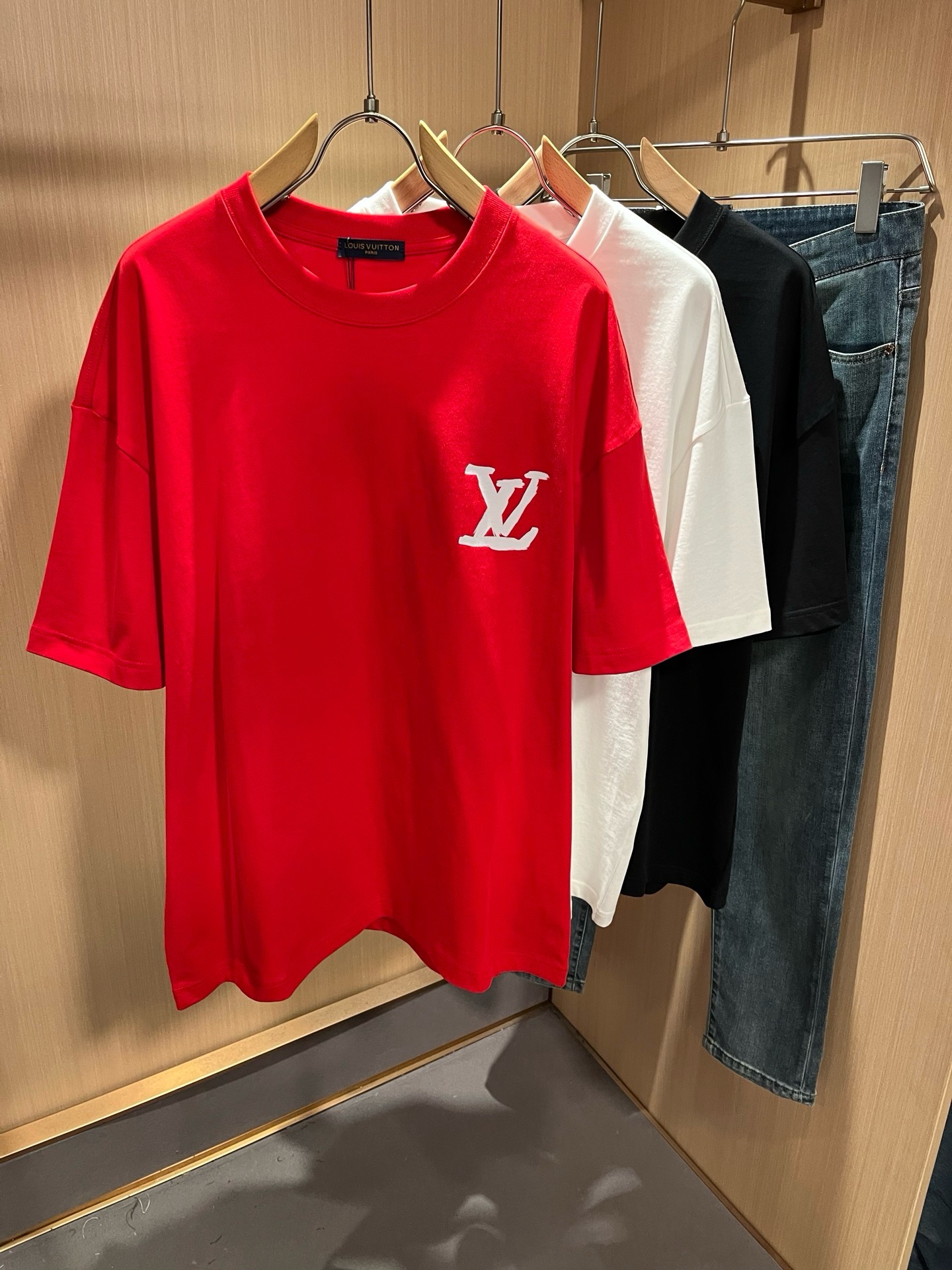 LouisVuitt*路易*登 2026春夏全新系列单品上线，非常时髦前卫的一款男女同款短袖T恤，标识logo图案印花修