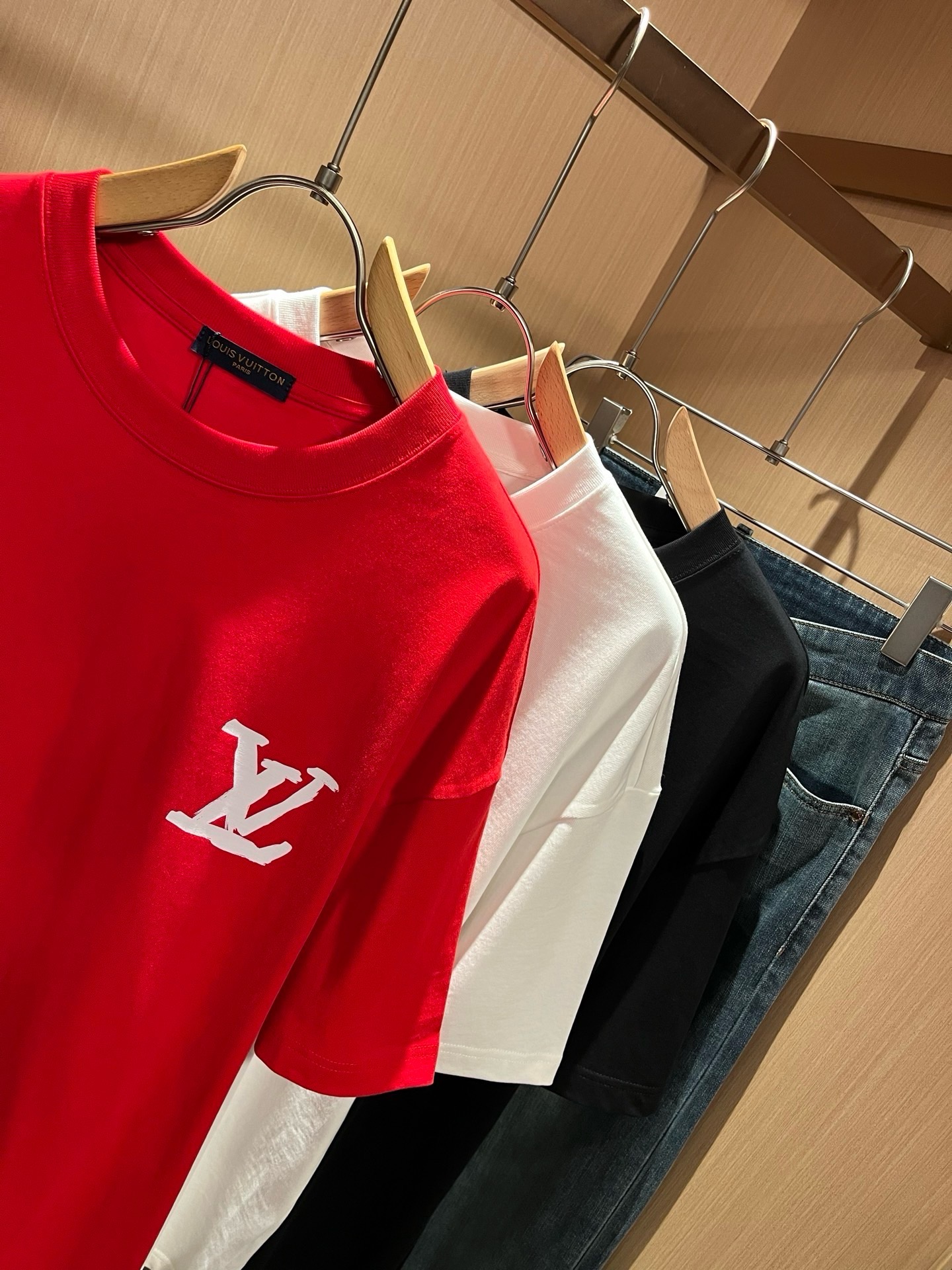 LouisVuitt*路易*登 2026春夏全新系列单品上线，非常时髦前卫的一款男女同款短袖T恤，标识logo图案印花修