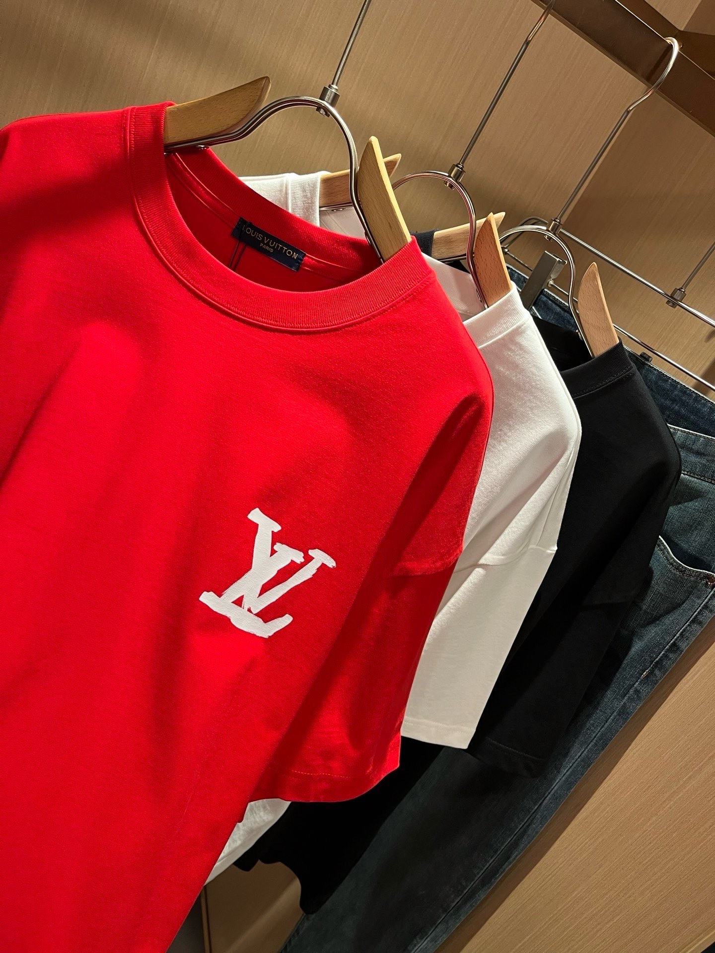 LouisVuitt*路易*登 2026春夏全新系列单品上线，非常时髦前卫的一款男女同款短袖T恤，标识logo图案印花修