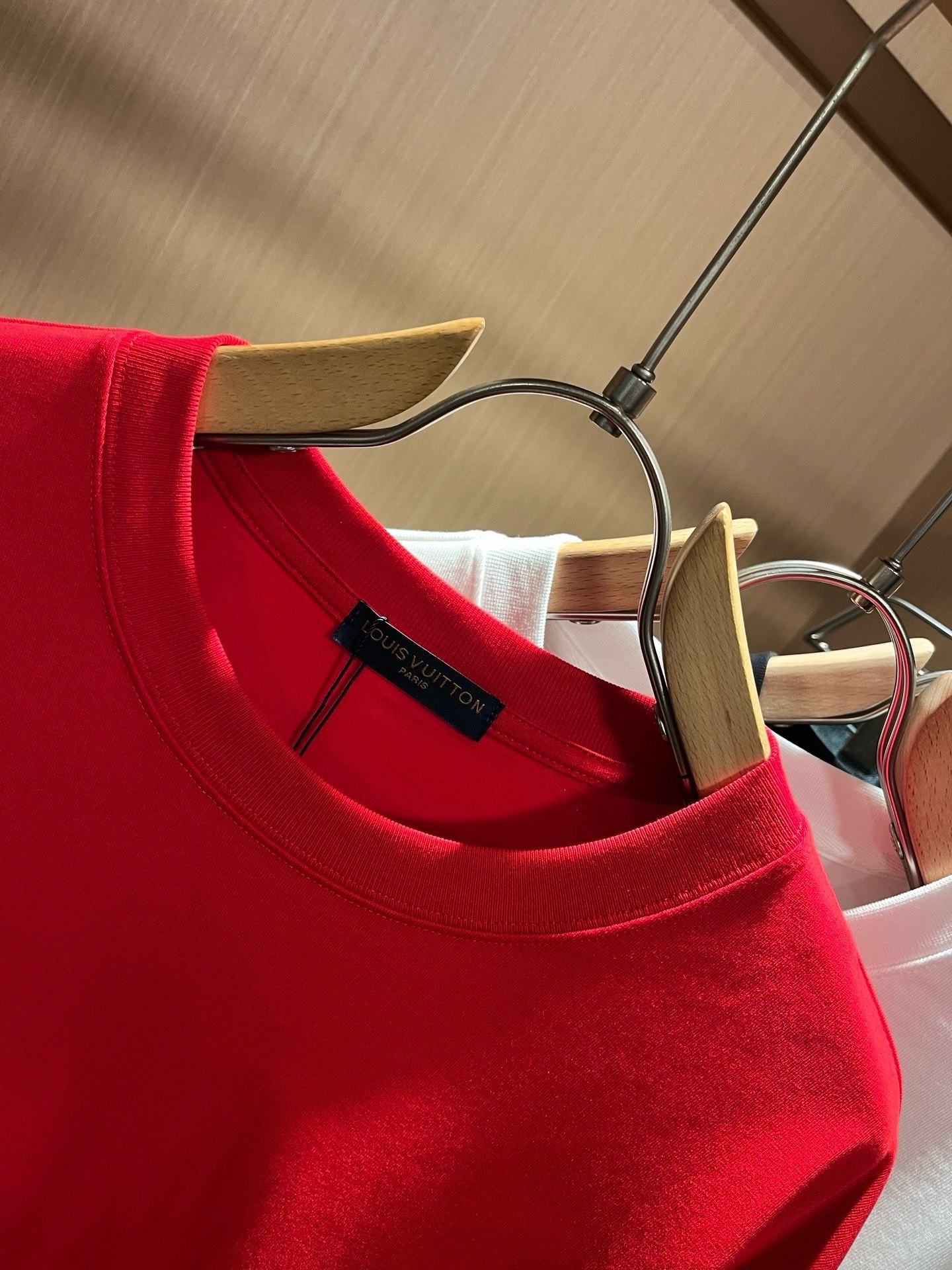 LouisVuitt*路易*登 2026春夏全新系列单品上线，非常时髦前卫的一款男女同款短袖T恤，标识logo图案印花修