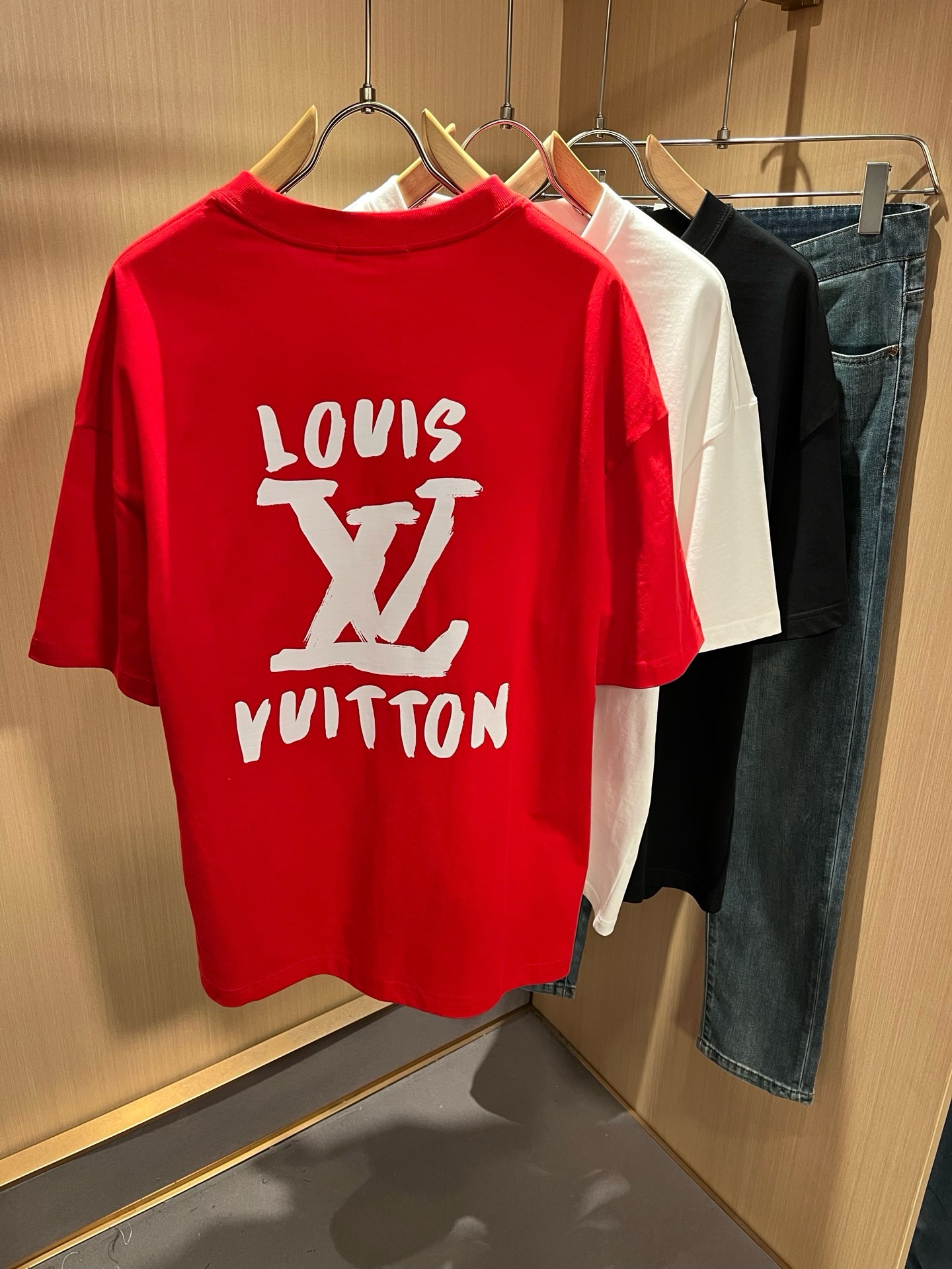 LouisVuitt*路易*登 2026春夏全新系列单品上线，非常时髦前卫的一款男女同款短袖T恤，标识logo图案印花修