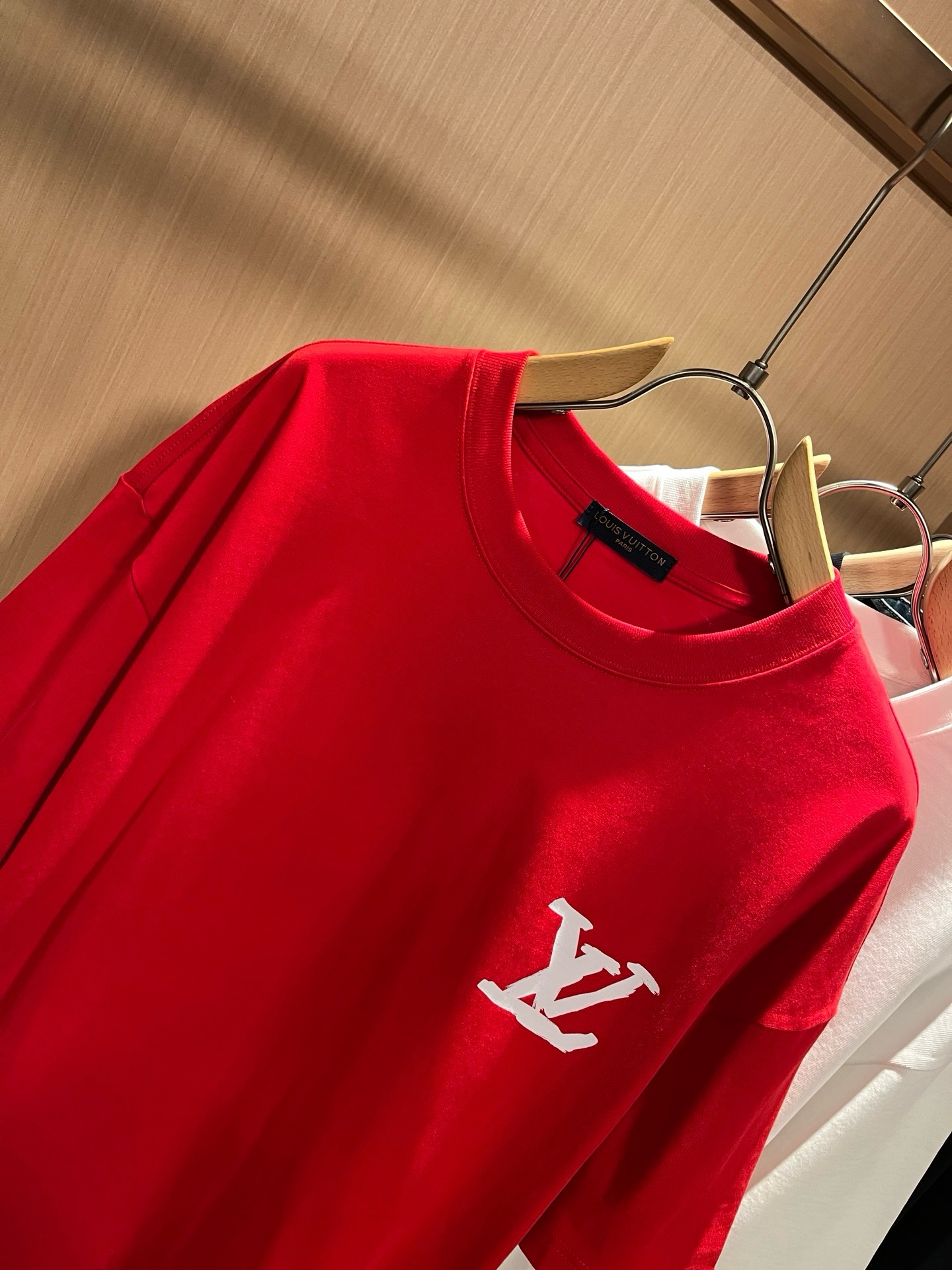 LouisVuitt*路易*登 2026春夏全新系列单品上线，非常时髦前卫的一款男女同款短袖T恤，标识logo图案印花修