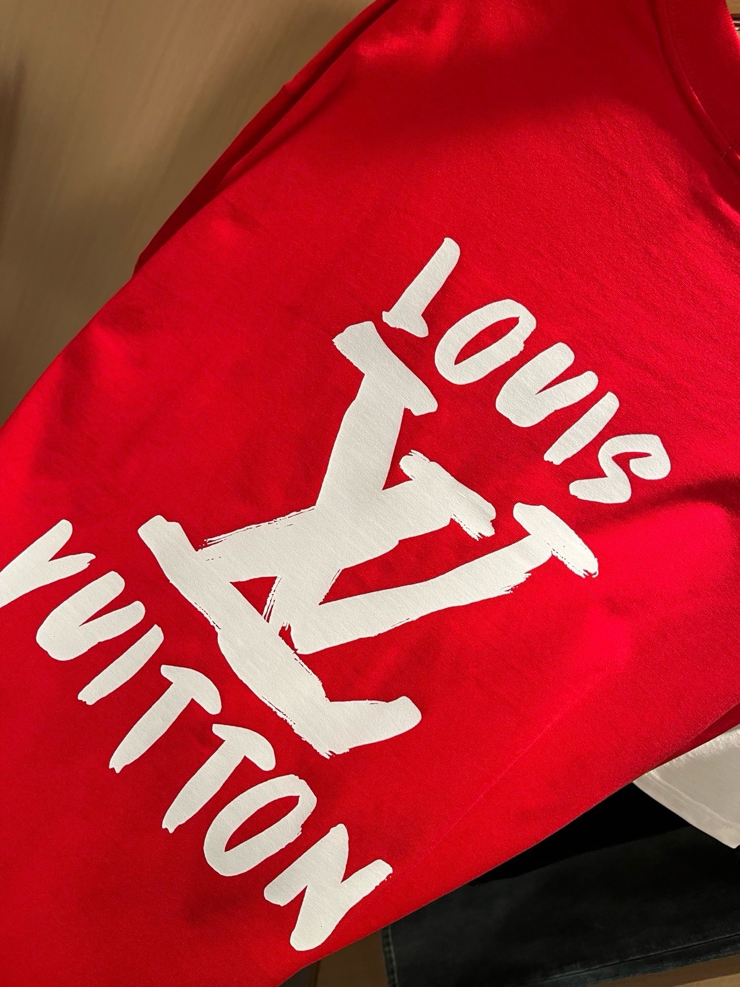 LouisVuitt*路易*登 2026春夏全新系列单品上线，非常时髦前卫的一款男女同款短袖T恤，标识logo图案印花修