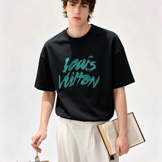 LouisVuitt*路易*登 2026春夏全新系列单品上线,非常时髦前卫的一款男女同款短袖T恤,标识logo图案印花修 LouisVuitt*路易*登 2026春夏全新系列单品上线,非常时髦前卫的一款男女同款短袖T恤,标识logo图案印花修