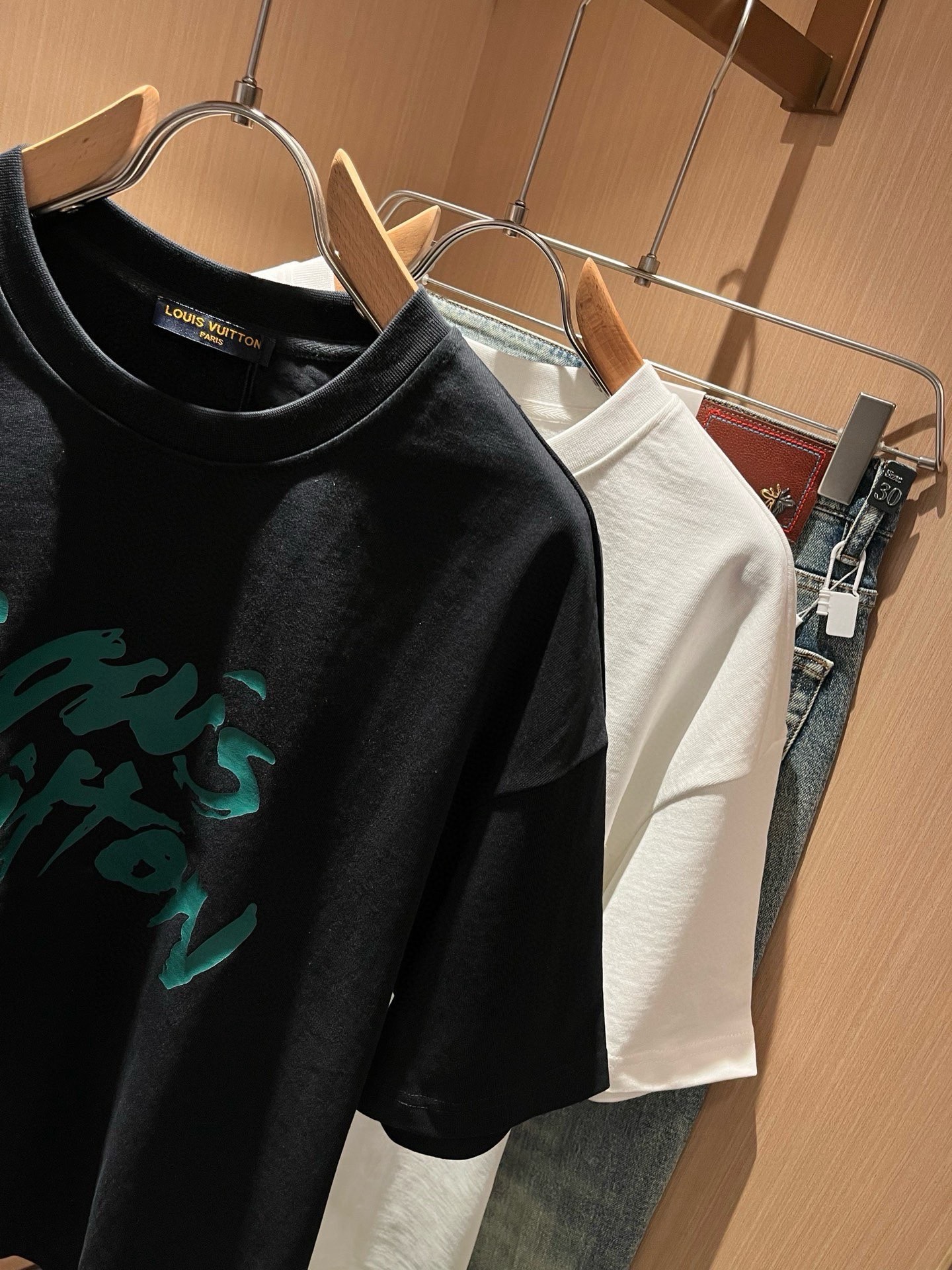 LouisVuitt*路易*登 2026春夏全新系列单品上线，非常时髦前卫的一款男女同款短袖T恤，标识logo图案印花修