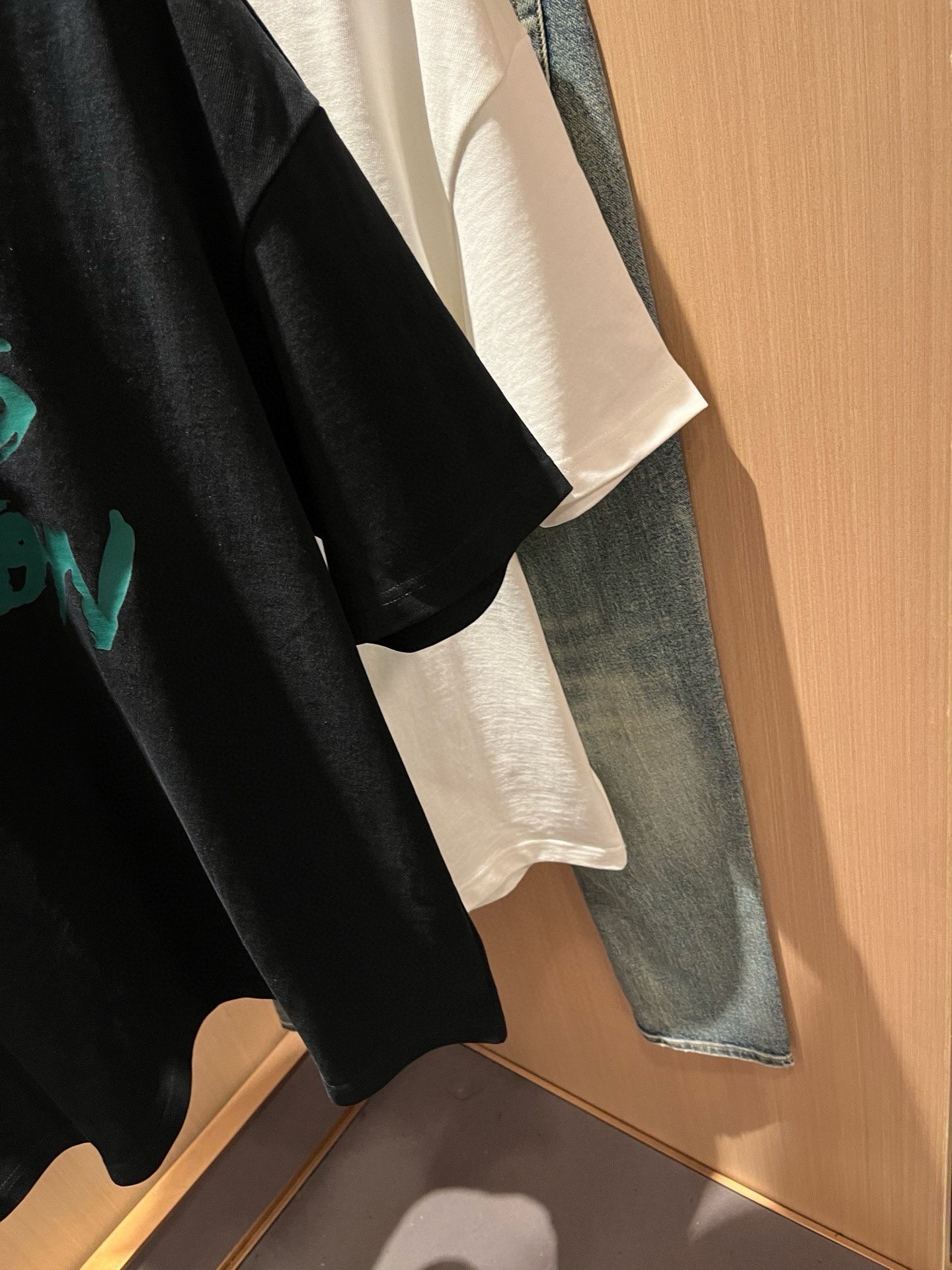 LouisVuitt*路易*登 2026春夏全新系列单品上线，非常时髦前卫的一款男女同款短袖T恤，标识logo图案印花修