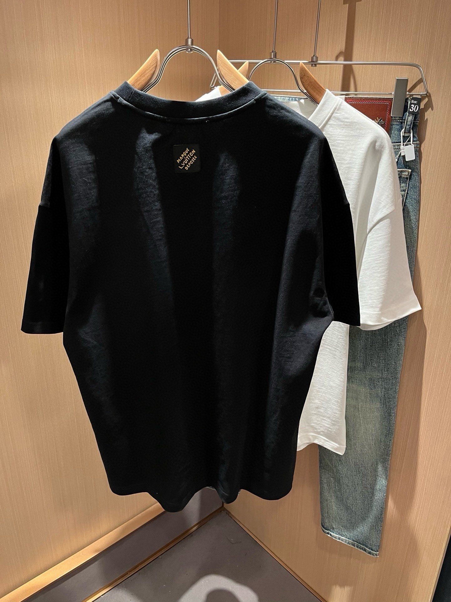 LouisVuitt*路易*登 2026春夏全新系列单品上线，非常时髦前卫的一款男女同款短袖T恤，标识logo图案印花修