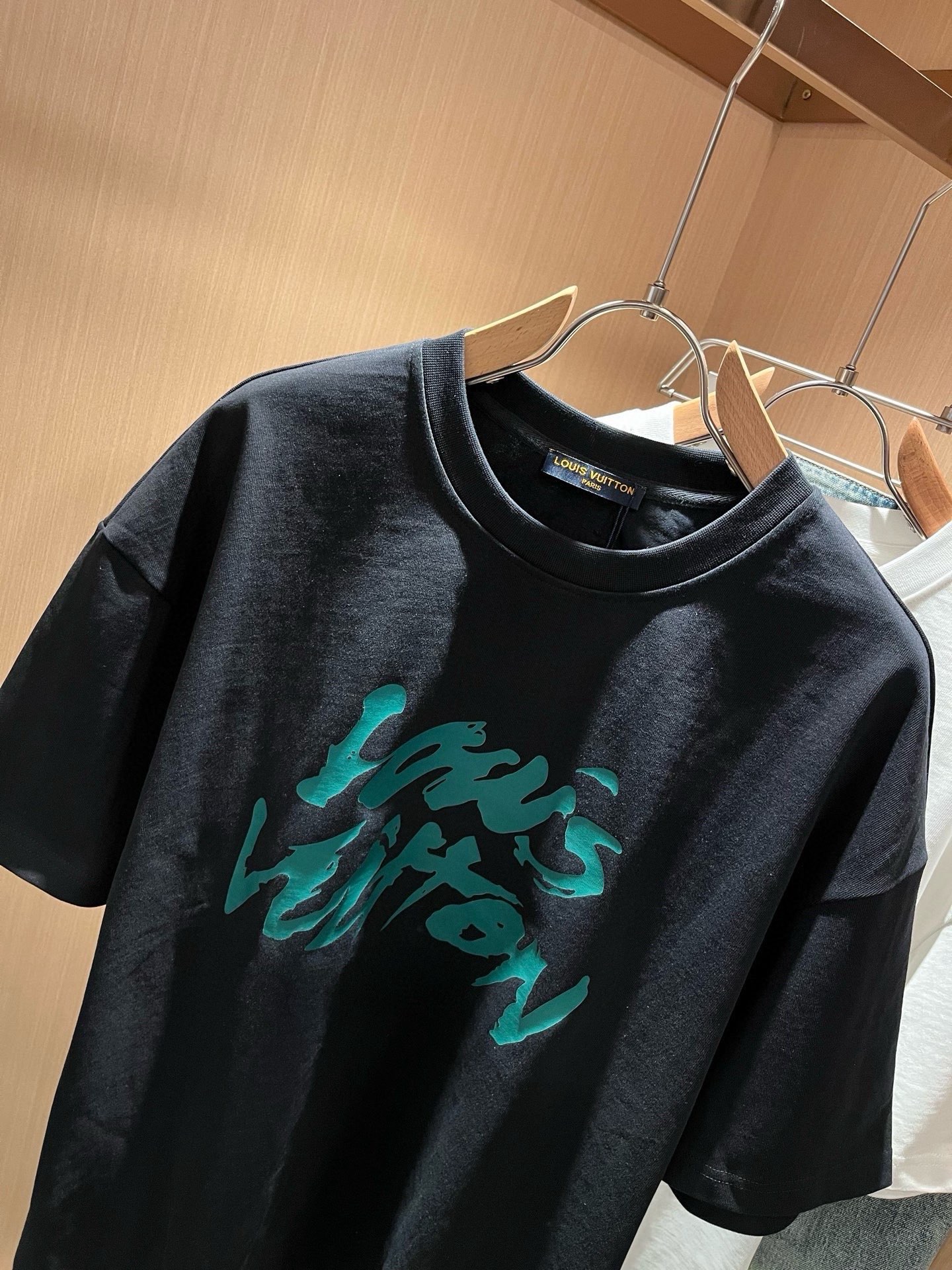 LouisVuitt*路易*登 2026春夏全新系列单品上线，非常时髦前卫的一款男女同款短袖T恤，标识logo图案印花修