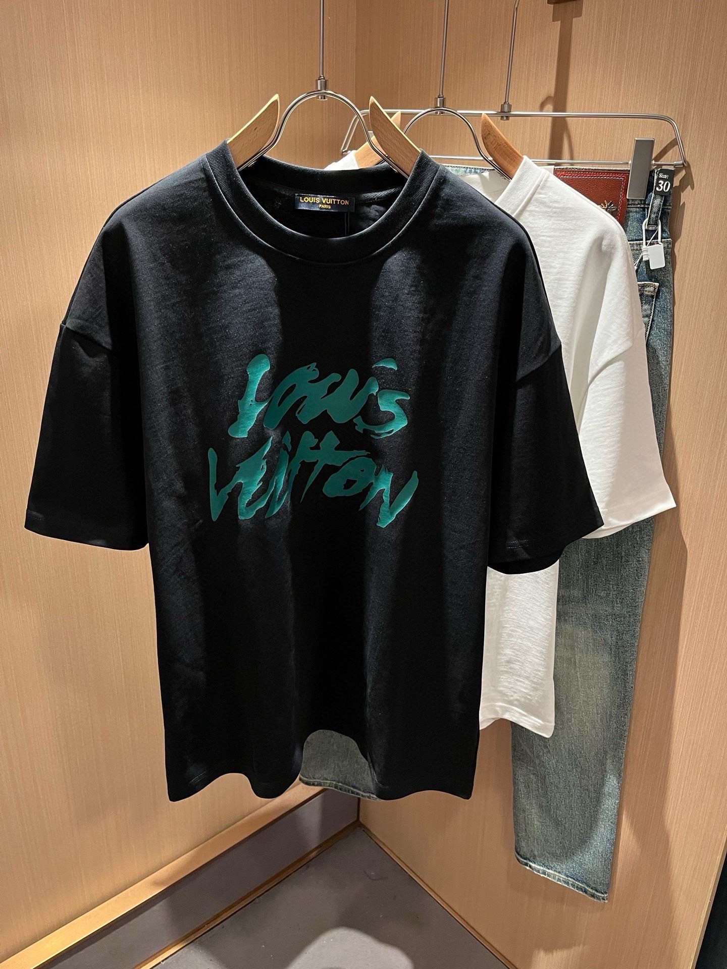 LouisVuitt*路易*登 2026春夏全新系列单品上线，非常时髦前卫的一款男女同款短袖T恤，标识logo图案印花修