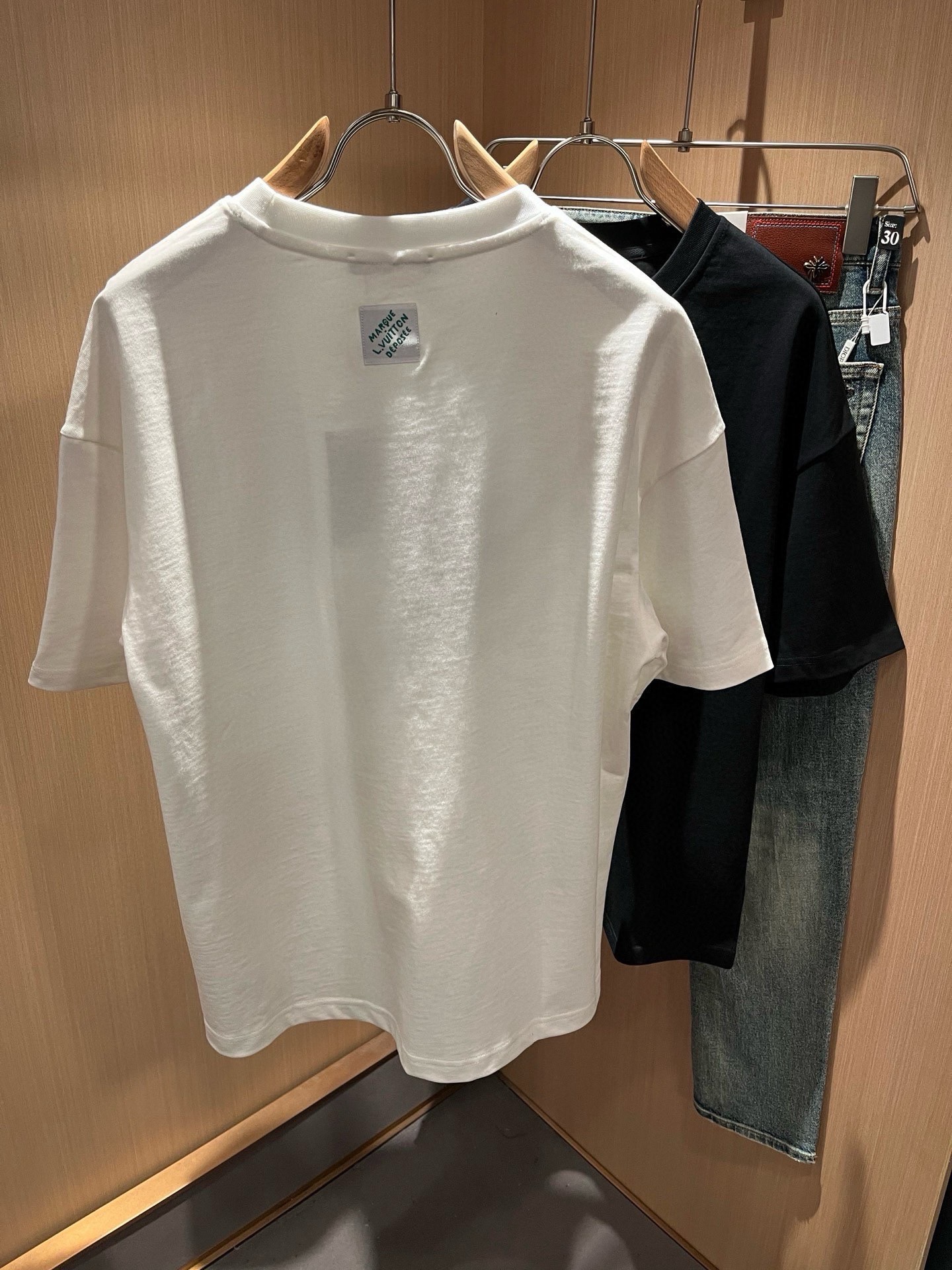 LouisVuitt*路易*登 2026春夏全新系列单品上线，非常时髦前卫的一款男女同款短袖T恤，标识logo图案印花修