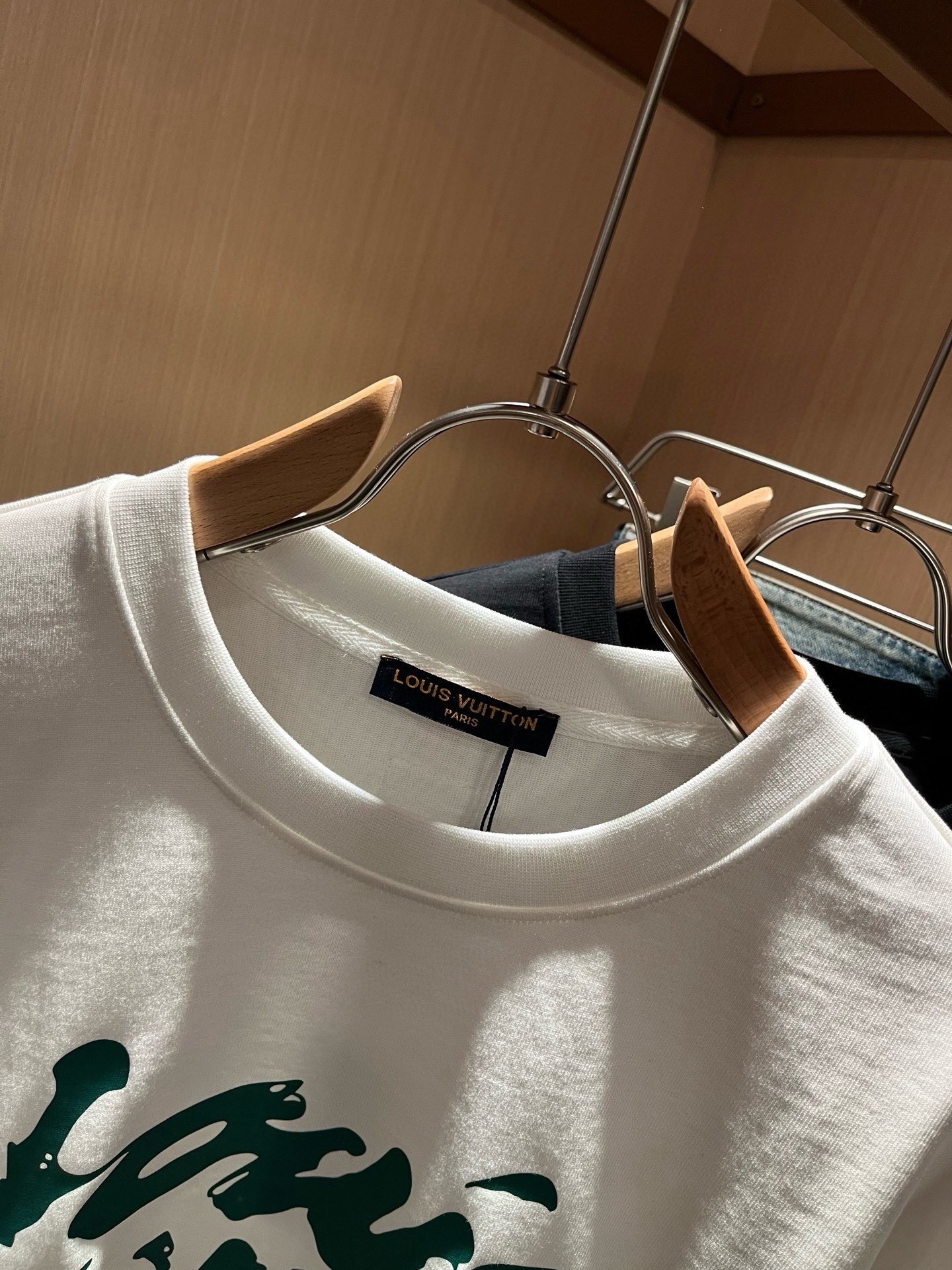 LouisVuitt*路易*登 2026春夏全新系列单品上线，非常时髦前卫的一款男女同款短袖T恤，标识logo图案印花修
