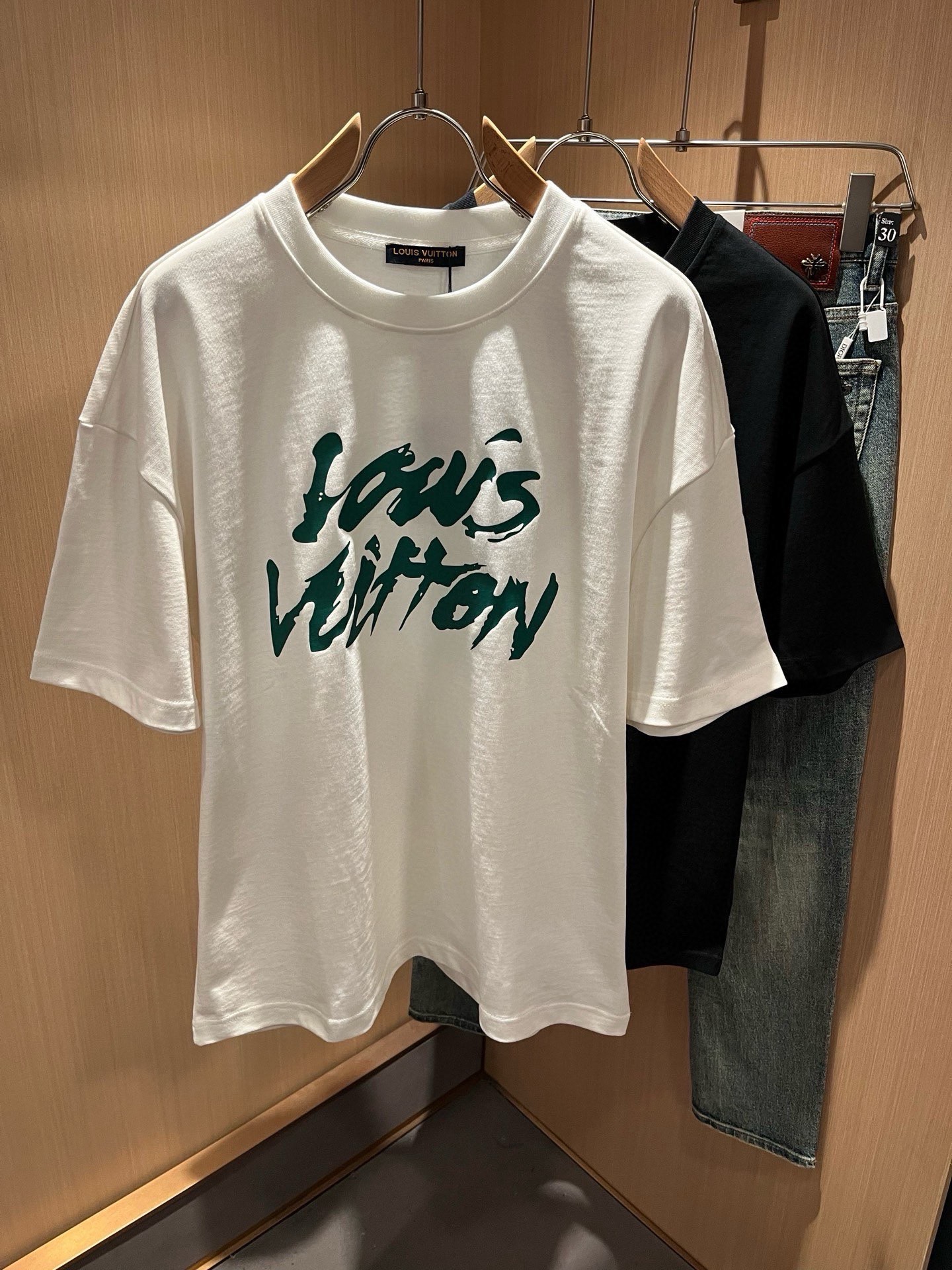 LouisVuitt*路易*登 2026春夏全新系列单品上线，非常时髦前卫的一款男女同款短袖T恤，标识logo图案印花修