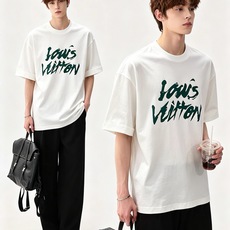 LouisVuitt*路易*登 2026春夏全新系列单品上线,非常时髦前卫的一款男女同款短袖T恤,标识logo图案印花修 LouisVuitt*路易*登 2026春夏全新系列单品上线,非常时髦前卫的一款男女同款短袖T恤,标识logo图案印花修