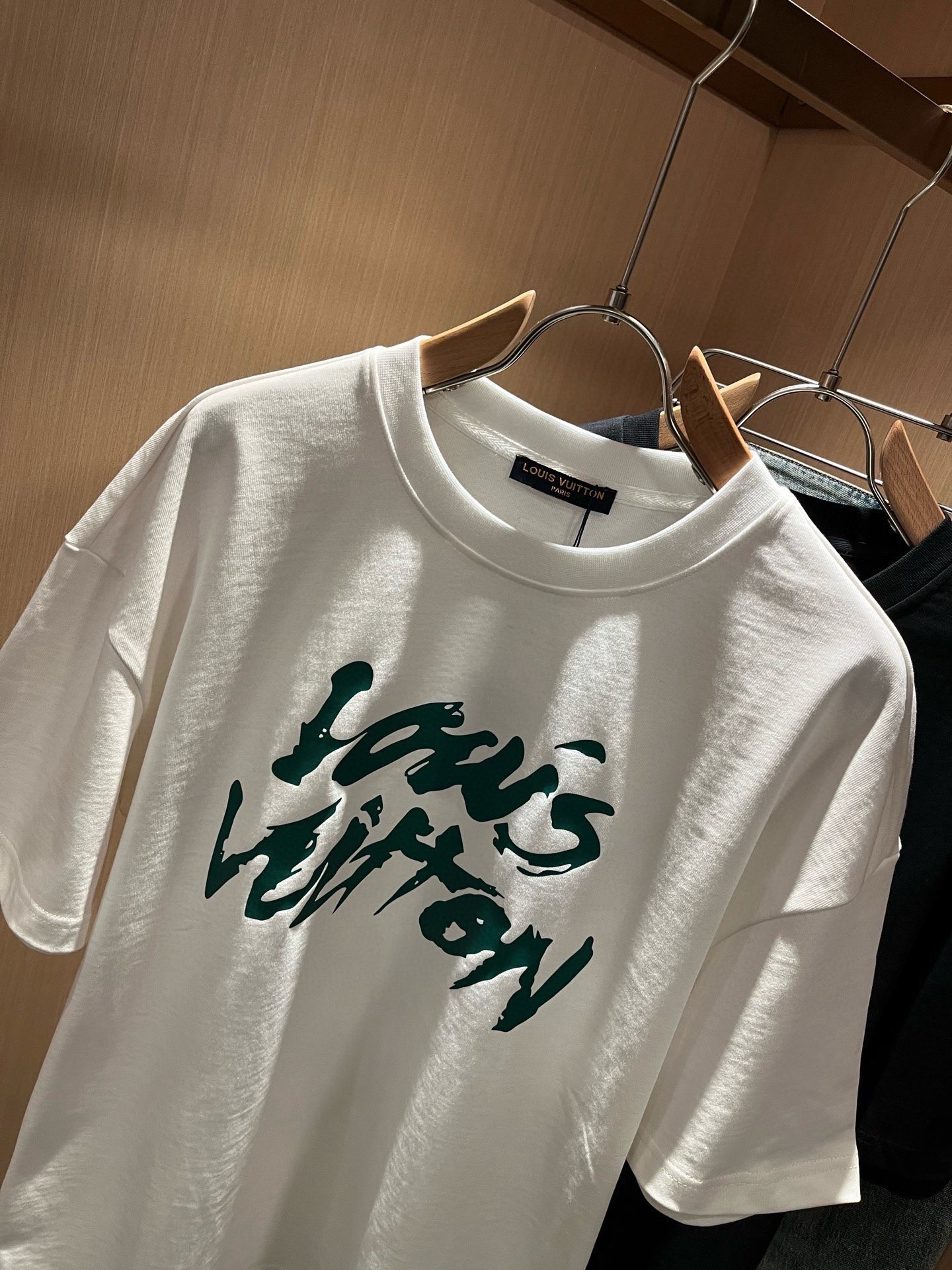 LouisVuitt*路易*登 2026春夏全新系列单品上线，非常时髦前卫的一款男女同款短袖T恤，标识logo图案印花修