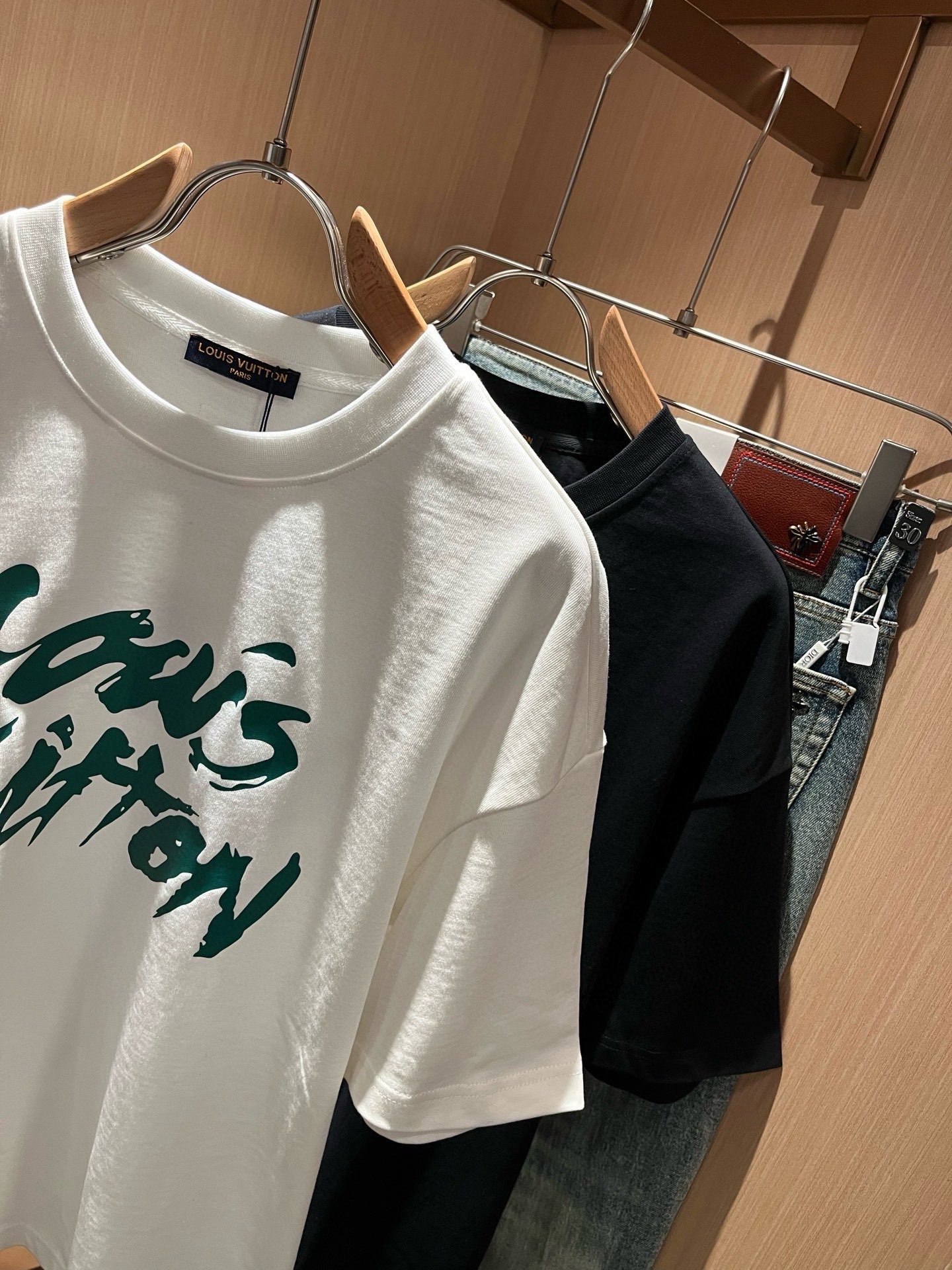 LouisVuitt*路易*登 2026春夏全新系列单品上线，非常时髦前卫的一款男女同款短袖T恤，标识logo图案印花修