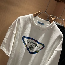 PRAD*A普*达2026春夏新款男女同款👫短袖T恤,最新款全网独家首上!!~既经典有时尚百搭,谁不爱啊,将经典再次展现 PRAD*A普*达2026春夏新款男女同款👫短袖T恤,最新款全网独家首上!!~既经典有时尚百搭,谁不爱啊,将经典再次展现