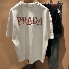 PRAD*A普*达2026春夏新款男女同款👫短袖T恤,最新款全网独家首上!!~既经典有时尚百搭,谁不爱啊,将经典再次展现 PRAD*A普*达2026春夏新款男女同款👫短袖T恤,最新款全网独家首上!!~既经典有时尚百搭,谁不爱啊,将经典再次展现