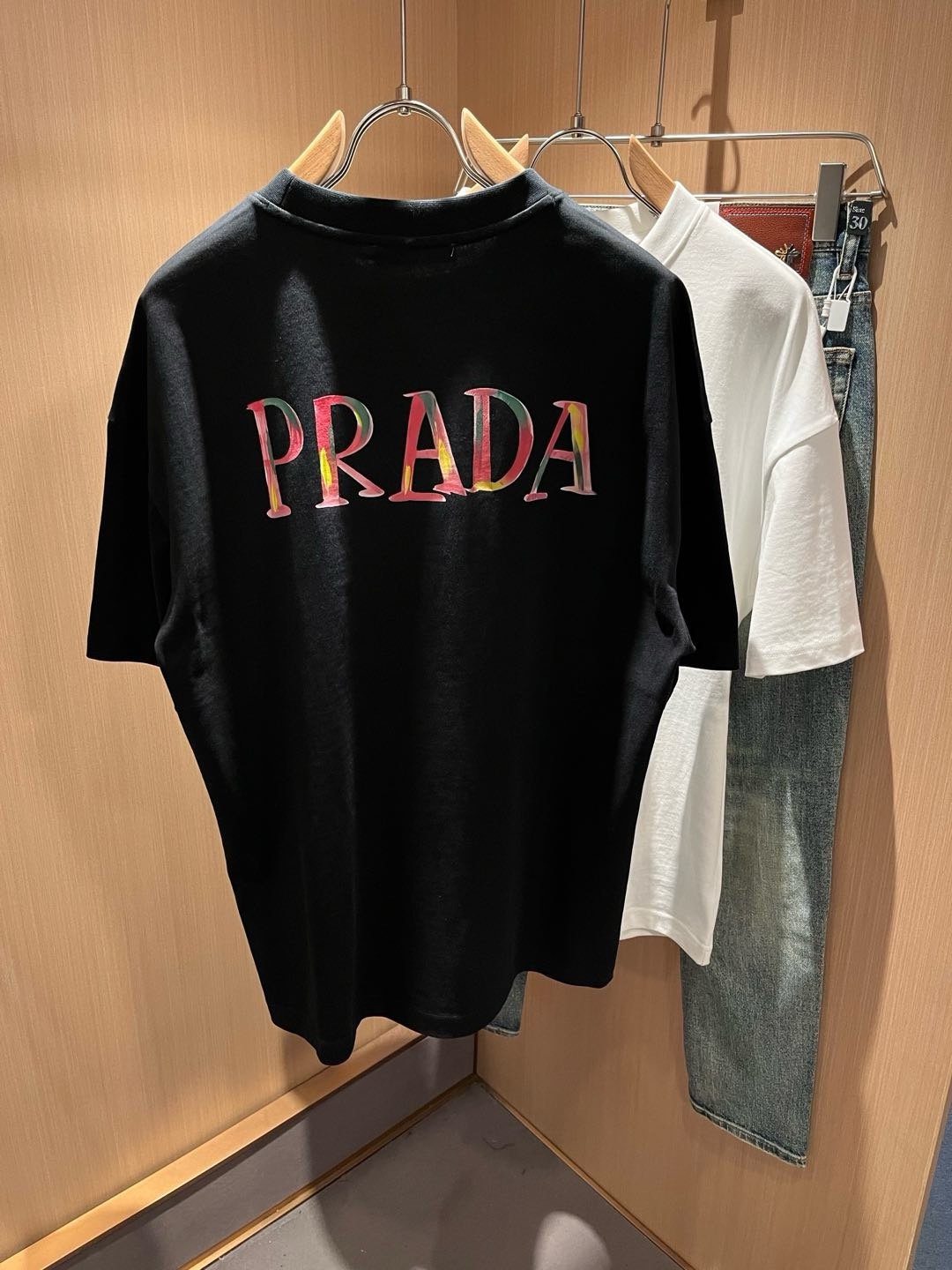 PRAD*A普*达2026春夏新款男女同款👫短袖T恤,最新款全网独家首上!!~既经典有时尚百搭,谁不爱啊,将经典再次展现 PRAD*A普*达2026春夏新款男女同款👫短袖T恤,最新款全网独家首上!!~既经典有时尚百搭,谁不爱啊,将经典再次展现