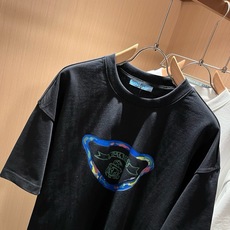 PRAD*A普*达2026春夏新款男女同款👫短袖T恤,最新款全网独家首上!!~既经典有时尚百搭,谁不爱啊,将经典再次展现 PRAD*A普*达2026春夏新款男女同款👫短袖T恤,最新款全网独家首上!!~既经典有时尚百搭,谁不爱啊,将经典再次展现