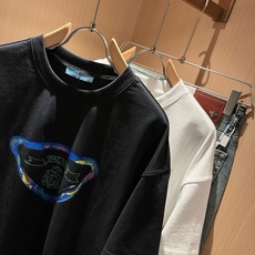 PRAD*A普*达2026春夏新款男女同款👫短袖T恤,最新款全网独家首上!!~既经典有时尚百搭,谁不爱啊,将经典再次展现 PRAD*A普*达2026春夏新款男女同款👫短袖T恤,最新款全网独家首上!!~既经典有时尚百搭,谁不爱啊,将经典再次展现