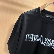 PRAD*A普*达2026春夏新款男女同款👫短袖T恤,最新款全网独家首上!!~既经典有时尚百搭,谁不爱啊,将经典再次展现 PRAD*A普*达2026春夏新款男女同款👫短袖T恤,最新款全网独家首上!!~既经典有时尚百搭,谁不爱啊,将经典再次展现