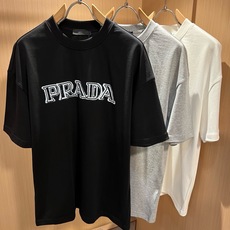 PRAD*A普*达2026春夏新款男女同款👫短袖T恤,最新款全网独家首上!!~既经典有时尚百搭,谁不爱啊,将经典再次展现 PRAD*A普*达2026春夏新款男女同款👫短袖T恤,最新款全网独家首上!!~既经典有时尚百搭,谁不爱啊,将经典再次展现