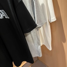 PRAD*A普*达2026春夏新款男女同款👫短袖T恤,最新款全网独家首上!!~既经典有时尚百搭,谁不爱啊,将经典再次展现 PRAD*A普*达2026春夏新款男女同款👫短袖T恤,最新款全网独家首上!!~既经典有时尚百搭,谁不爱啊,将经典再次展现