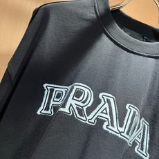PRAD*A普*达2026春夏新款男女同款👫短袖T恤,最新款全网独家首上!!~既经典有时尚百搭,谁不爱啊,将经典再次展现 PRAD*A普*达2026春夏新款男女同款👫短袖T恤,最新款全网独家首上!!~既经典有时尚百搭,谁不爱啊,将经典再次展现