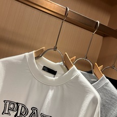 PRAD*A普*达2026春夏新款男女同款👫短袖T恤,最新款全网独家首上!!~既经典有时尚百搭,谁不爱啊,将经典再次展现 PRAD*A普*达2026春夏新款男女同款👫短袖T恤,最新款全网独家首上!!~既经典有时尚百搭,谁不爱啊,将经典再次展现