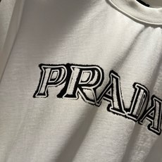 PRAD*A普*达2026春夏新款男女同款👫短袖T恤,最新款全网独家首上!!~既经典有时尚百搭,谁不爱啊,将经典再次展现 PRAD*A普*达2026春夏新款男女同款👫短袖T恤,最新款全网独家首上!!~既经典有时尚百搭,谁不爱啊,将经典再次展现