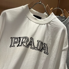 PRAD*A普*达2026春夏新款男女同款👫短袖T恤,最新款全网独家首上!!~既经典有时尚百搭,谁不爱啊,将经典再次展现 PRAD*A普*达2026春夏新款男女同款👫短袖T恤,最新款全网独家首上!!~既经典有时尚百搭,谁不爱啊,将经典再次展现