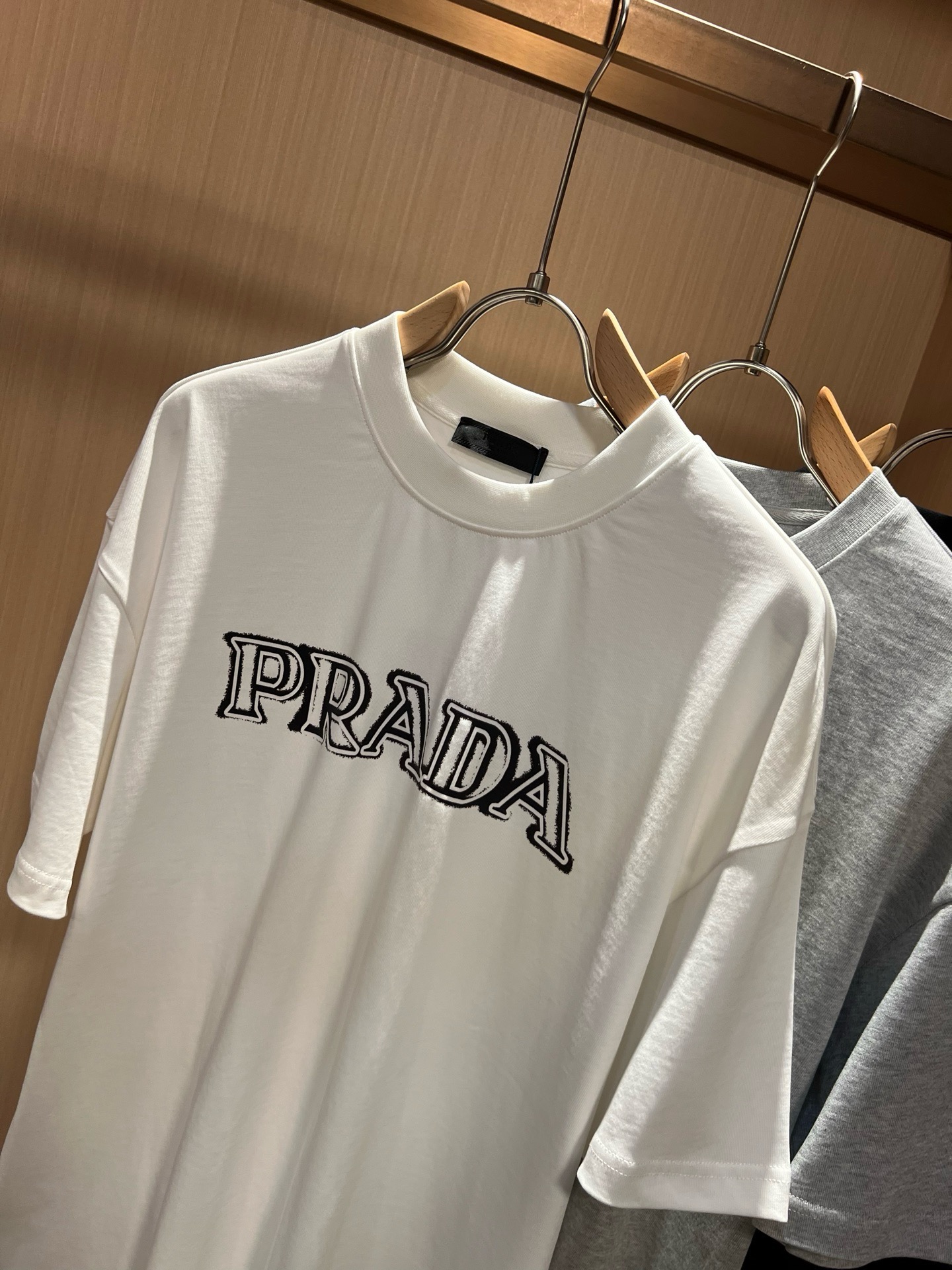 PRAD*A普*达2026春夏新款男女同款👫短袖T恤,最新款全网独家首上!!~既经典有时尚百搭,谁不爱啊,将经典再次展现 PRAD*A普*达2026春夏新款男女同款👫短袖T恤,最新款全网独家首上!!~既经典有时尚百搭,谁不爱啊,将经典再次展现
