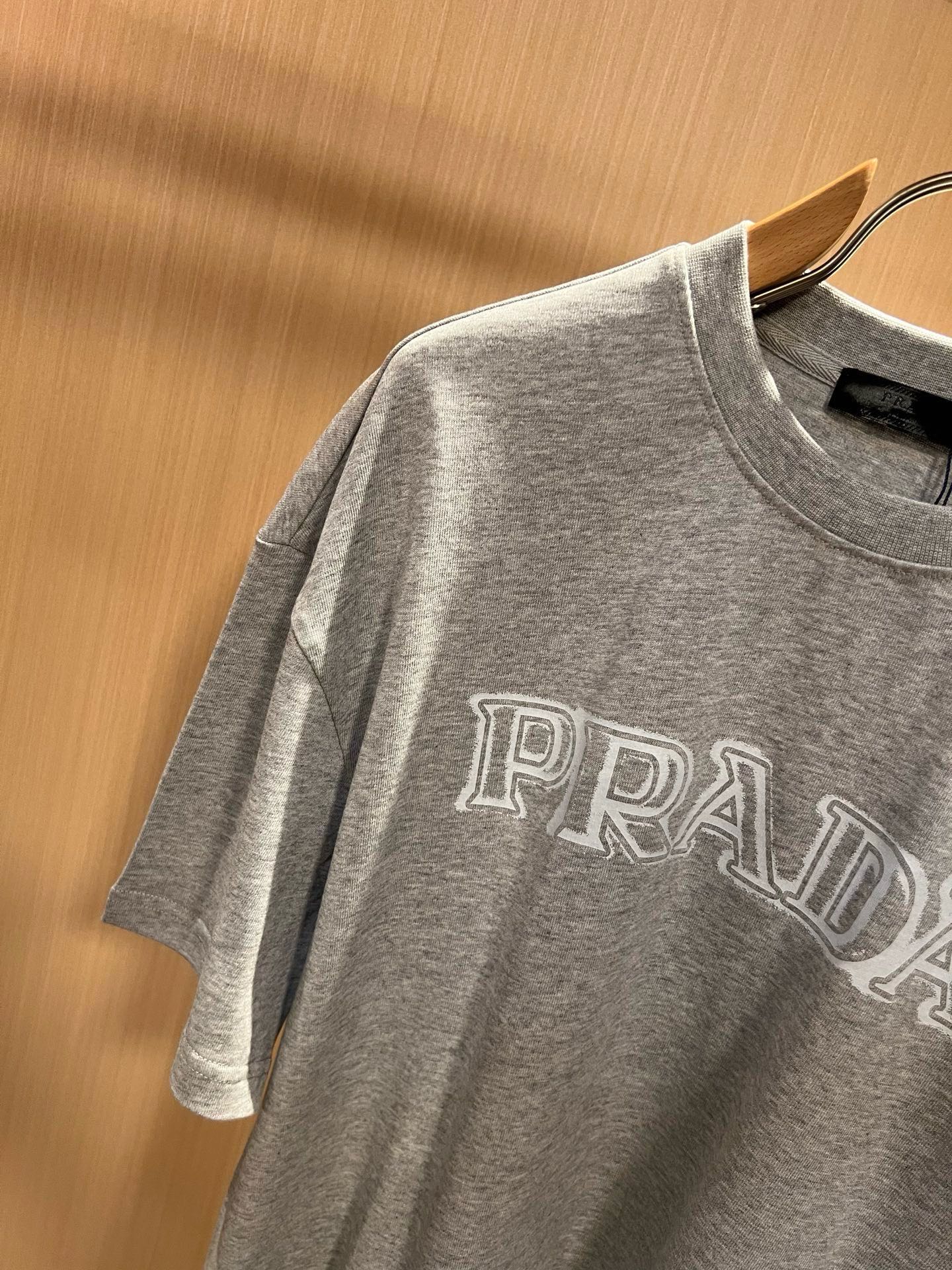 PRAD*A普*达2026春夏新款男女同款👫短袖T恤,最新款全网独家首上!!~既经典有时尚百搭,谁不爱啊,将经典再次展现 PRAD*A普*达2026春夏新款男女同款👫短袖T恤,最新款全网独家首上!!~既经典有时尚百搭,谁不爱啊,将经典再次展现