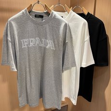PRAD*A普*达2026春夏新款男女同款👫短袖T恤,最新款全网独家首上!!~既经典有时尚百搭,谁不爱啊,将经典再次展现 PRAD*A普*达2026春夏新款男女同款👫短袖T恤,最新款全网独家首上!!~既经典有时尚百搭,谁不爱啊,将经典再次展现