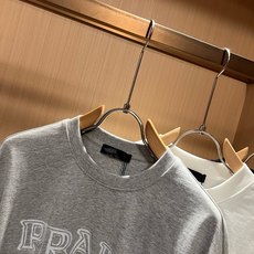 PRAD*A普*达2026春夏新款男女同款👫短袖T恤,最新款全网独家首上!!~既经典有时尚百搭,谁不爱啊,将经典再次展现 PRAD*A普*达2026春夏新款男女同款👫短袖T恤,最新款全网独家首上!!~既经典有时尚百搭,谁不爱啊,将经典再次展现