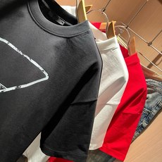 PRAD*A普*达2026春夏新款男女同款👫短袖T恤,最新款全网独家首上!!~既经典有时尚百搭,谁不爱啊,将经典再次展现 PRAD*A普*达2026春夏新款男女同款👫短袖T恤,最新款全网独家首上!!~既经典有时尚百搭,谁不爱啊,将经典再次展现