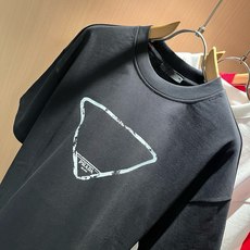 PRAD*A普*达2026春夏新款男女同款👫短袖T恤,最新款全网独家首上!!~既经典有时尚百搭,谁不爱啊,将经典再次展现 PRAD*A普*达2026春夏新款男女同款👫短袖T恤,最新款全网独家首上!!~既经典有时尚百搭,谁不爱啊,将经典再次展现