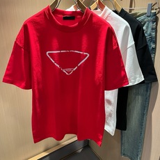 PRAD*A普*达2026春夏新款男女同款👫短袖T恤,最新款全网独家首上!!~既经典有时尚百搭,谁不爱啊,将经典再次展现 PRAD*A普*达2026春夏新款男女同款👫短袖T恤,最新款全网独家首上!!~既经典有时尚百搭,谁不爱啊,将经典再次展现