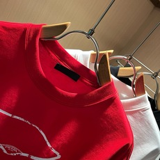 PRAD*A普*达2026春夏新款男女同款👫短袖T恤,最新款全网独家首上!!~既经典有时尚百搭,谁不爱啊,将经典再次展现 PRAD*A普*达2026春夏新款男女同款👫短袖T恤,最新款全网独家首上!!~既经典有时尚百搭,谁不爱啊,将经典再次展现