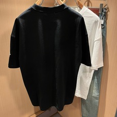 Moncler蒙家 2026春夏男女同款👫情侣款最新的贸易订单短袖T恤,全品相!!网红款!采用logo图案印花设计!上身 Moncler蒙家 2026春夏男女同款👫情侣款最新的贸易订单短袖T恤,全品相!!网红款!采用logo图案印花设计!上身