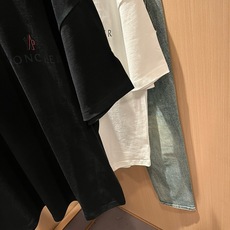 Moncler蒙家 2026春夏男女同款👫情侣款最新的贸易订单短袖T恤,全品相!!网红款!采用logo图案印花设计!上身 Moncler蒙家 2026春夏男女同款👫情侣款最新的贸易订单短袖T恤,全品相!!网红款!采用logo图案印花设计!上身